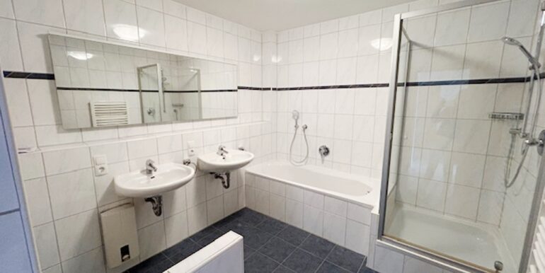 Badezimmer Ansicht 1